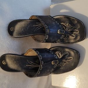 Leather buckled wedge sandals 👡